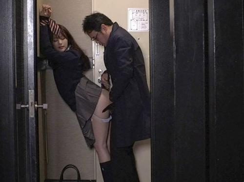 被邻居相泽南美迷住了