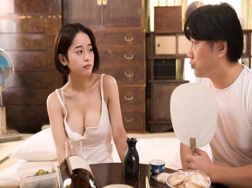 邀请儿时最好的朋友扮演夫妻